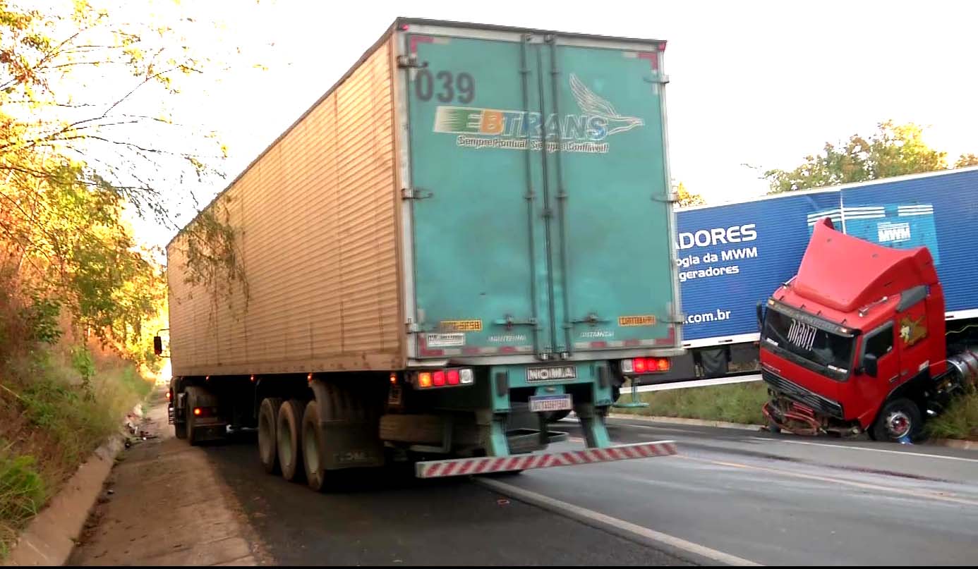 Hilux atravessa na frente de caminhão e provoca grave acidente no Piauí